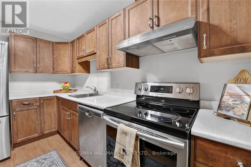 301 - 5 Niagara Street — photo 7 of 32