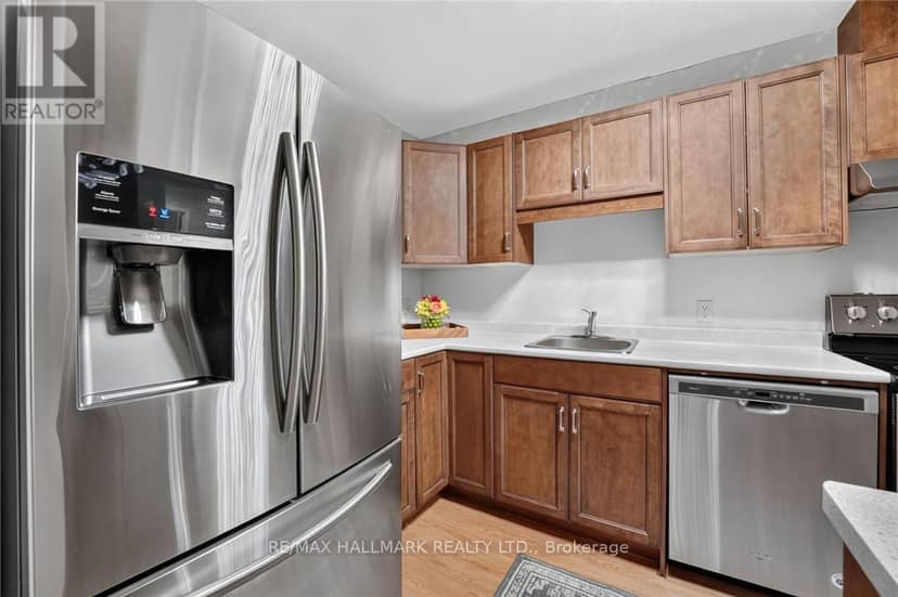 301 - 5 Niagara Street — photo 8 of 32