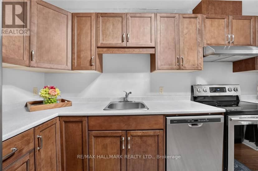 301 - 5 Niagara Street — photo 9 of 32
