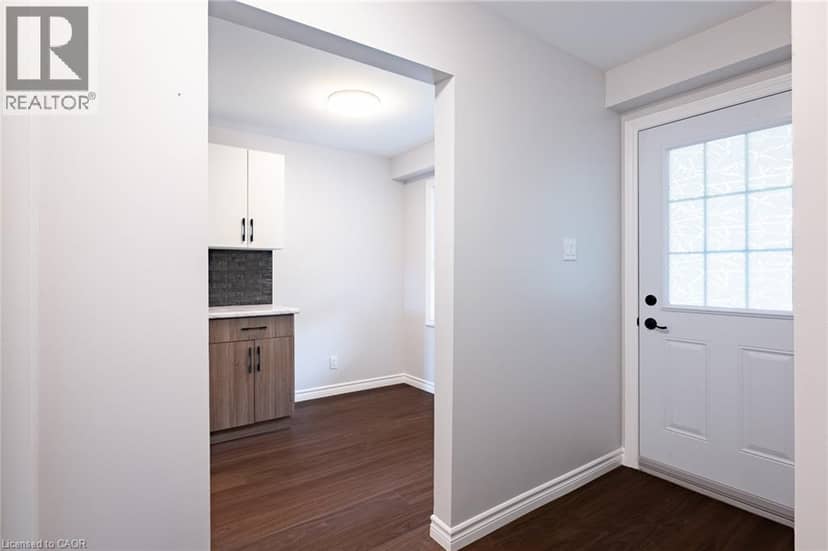 537B BARWICK Crescent — photo 4 of 40