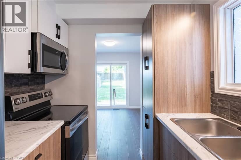 537B BARWICK Crescent — photo 9 of 40