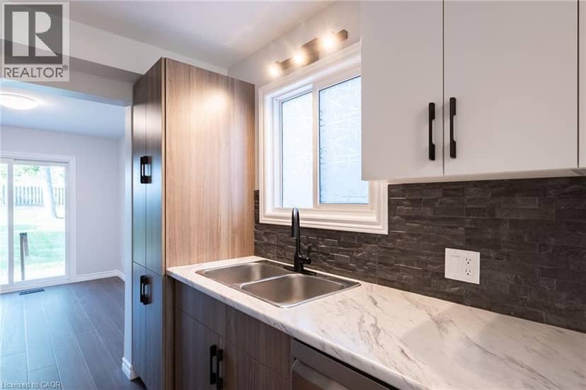 537B BARWICK Crescent — photo 8 of 40