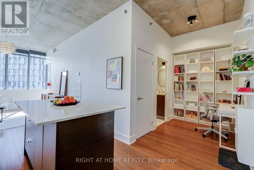 805 - 90 Trinity Street — photo 16 of 33