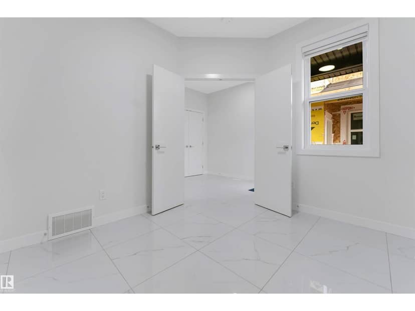 3926 39 AV — photo 9 of 40