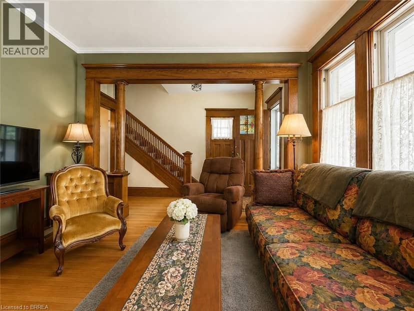 49 PALMERSTON Avenue, Brantford, photo 2