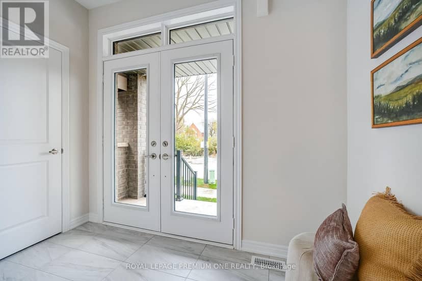853 Hickory Crescent, Milton, photo 3