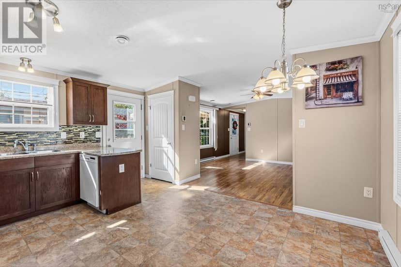 549 Thorn Avenue — photo 9 of 40