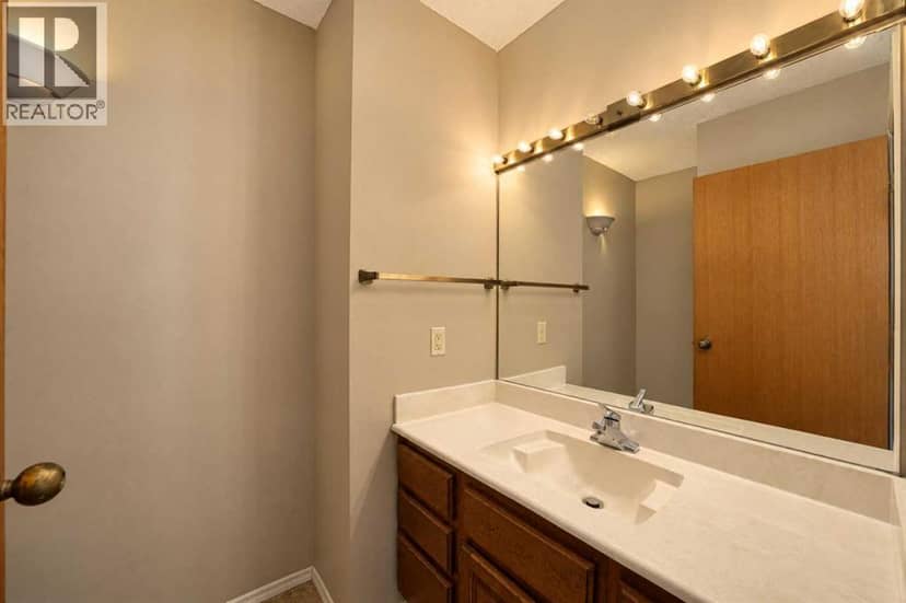 5245 42 Street — photo 18 of 40