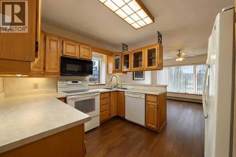 5245 42 Street — photo 10 of 40