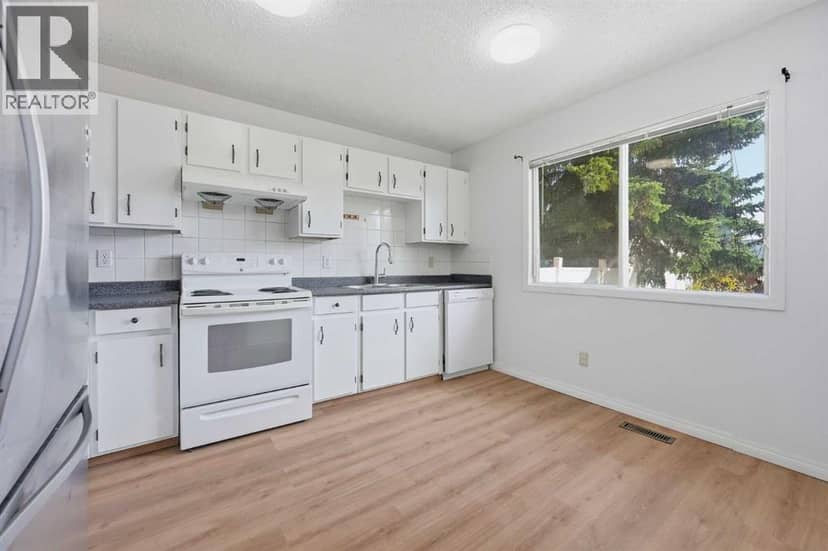 70 Edgeburn Crescent NW — photo 11 of 36
