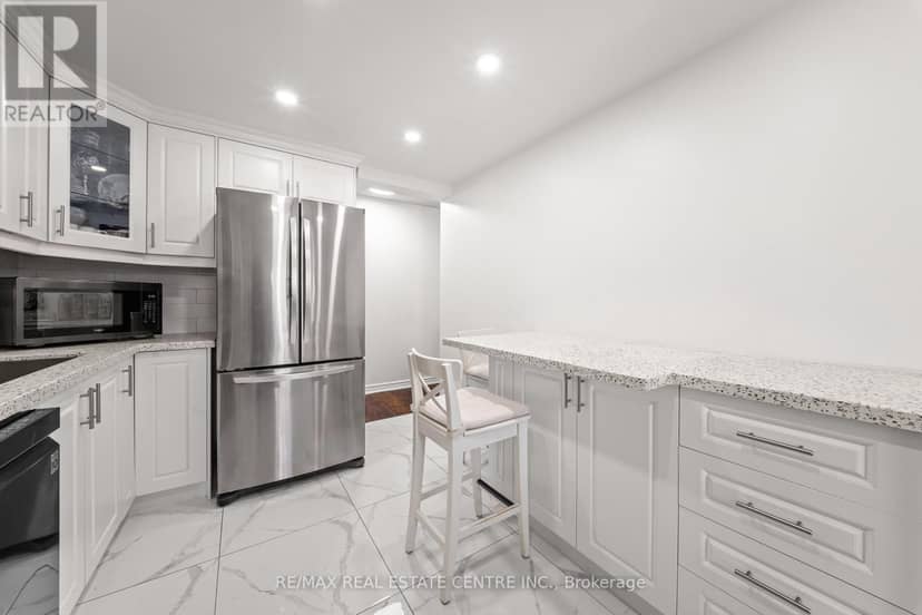 1907 - 145 Hillcrest Avenue — photo 14 of 22