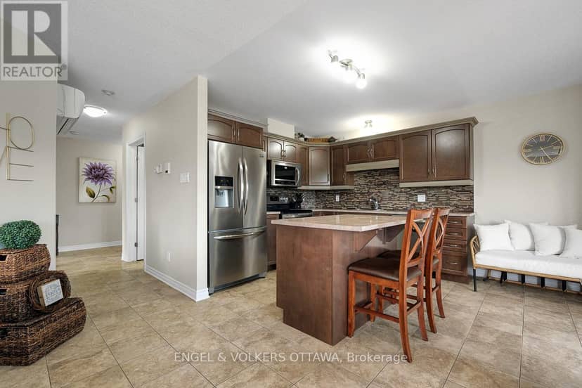 202 - 38 Charles Street — photo 17 of 40