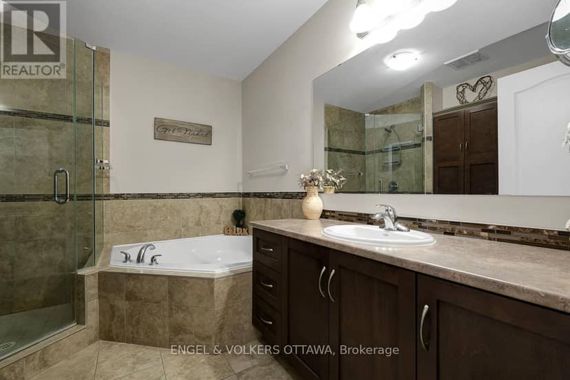 202 - 38 Charles Street — photo 26 of 40