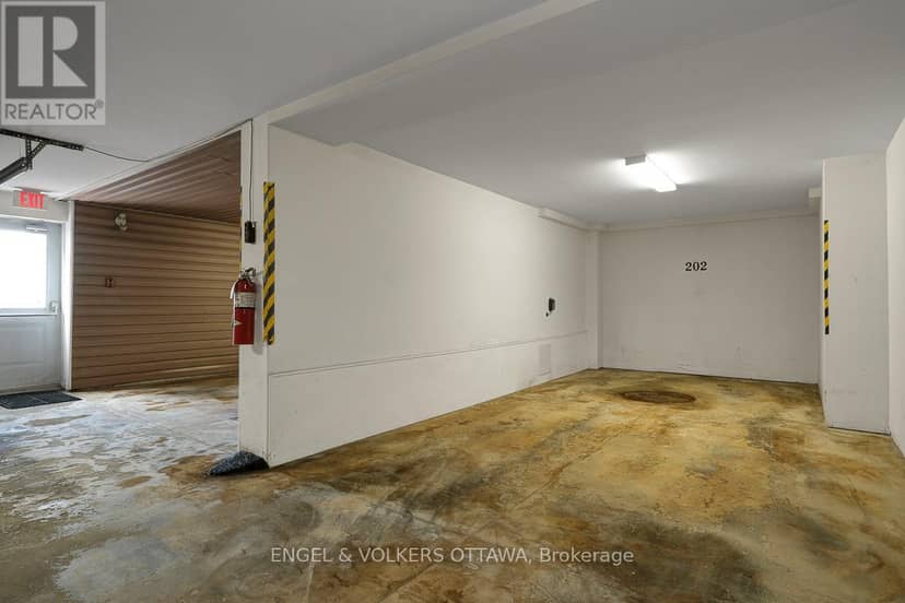 202 - 38 Charles Street — photo 33 of 40