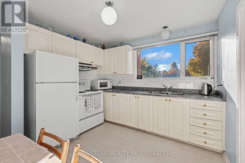 22 Lavina Crescent — photo 9 of 35