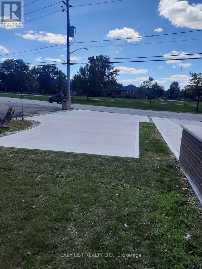 11430 Riverside Drive E, Windsor