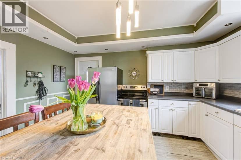 137 WELLINGTON Street — photo 10 of 38
