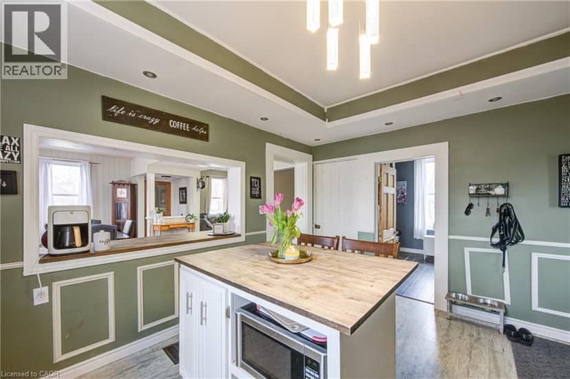 137 WELLINGTON Street — photo 9 of 38
