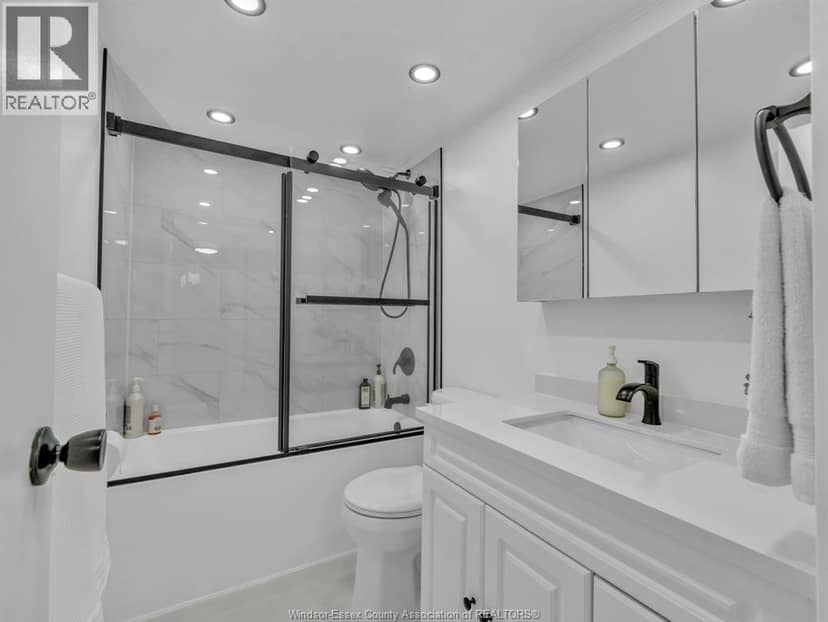 111 RIVERSIDE DRIVE East Unit# 1104 — photo 17 of 38