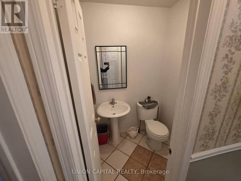2363 Strathmore Crescent — photo 11 of 35