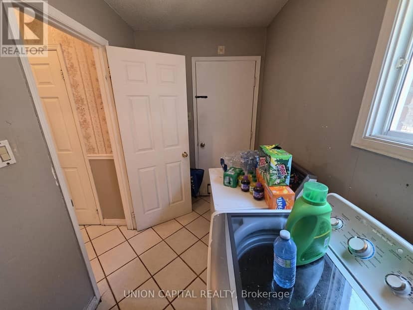 2363 Strathmore Crescent — photo 12 of 35
