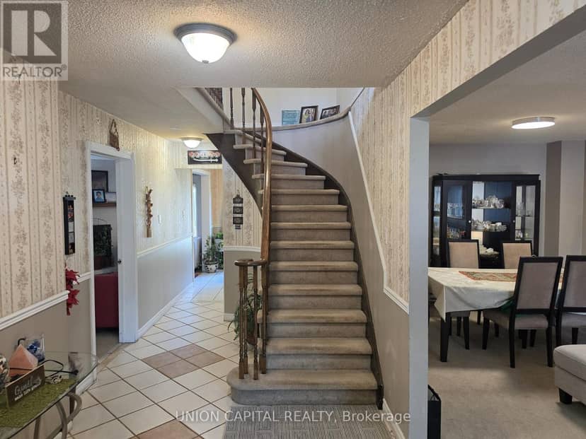2363 Strathmore Crescent — photo 13 of 35