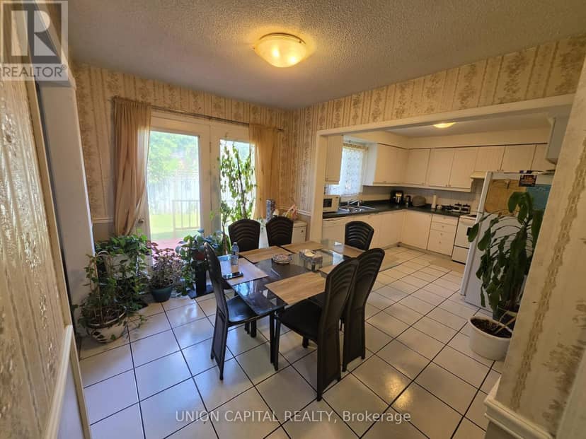 2363 Strathmore Crescent — photo 14 of 35
