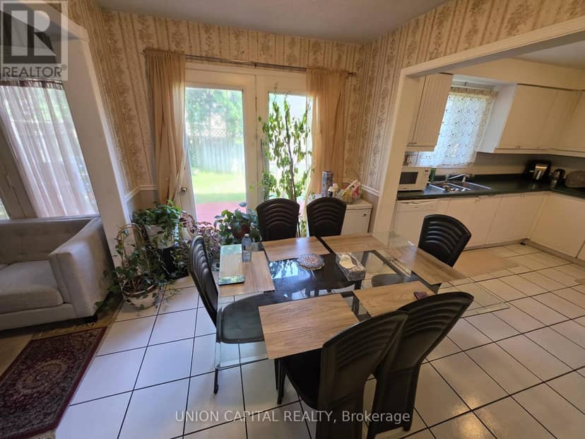 2363 Strathmore Crescent — photo 15 of 35