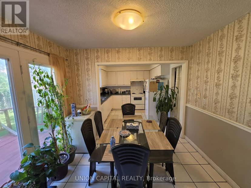 2363 Strathmore Crescent — photo 16 of 35