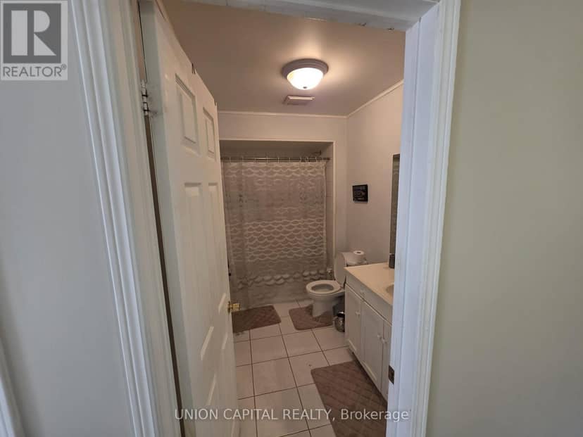 2363 Strathmore Crescent — photo 23 of 35