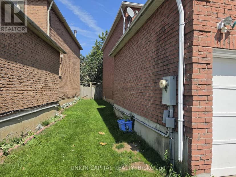 2363 Strathmore Crescent — photo 4 of 35