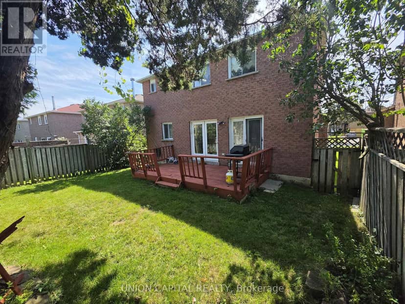 2363 Strathmore Crescent — photo 5 of 35