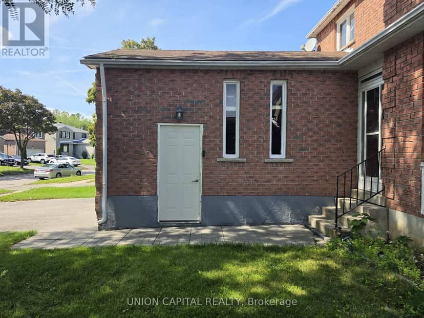 2363 Strathmore Crescent — photo 6 of 35
