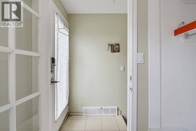 529 18 Avenue NW — photo 19 of 40