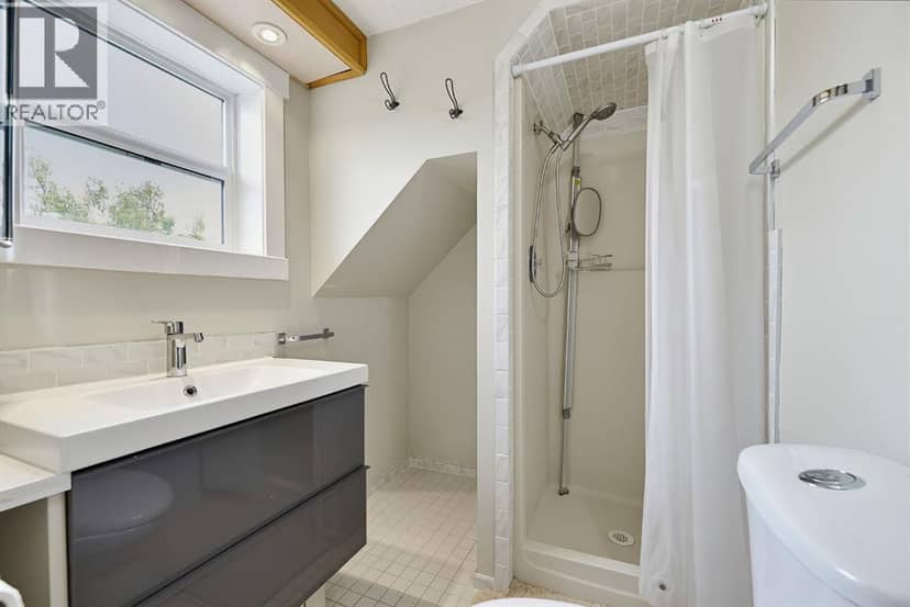 529 18 Avenue NW — photo 26 of 40