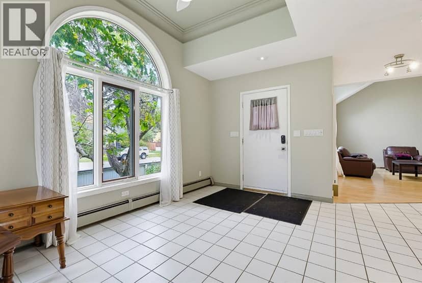 529 18 Avenue NW, Calgary, photo 3