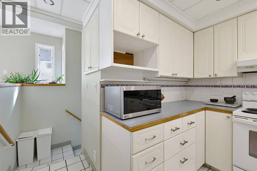 529 18 Avenue NW — photo 13 of 40