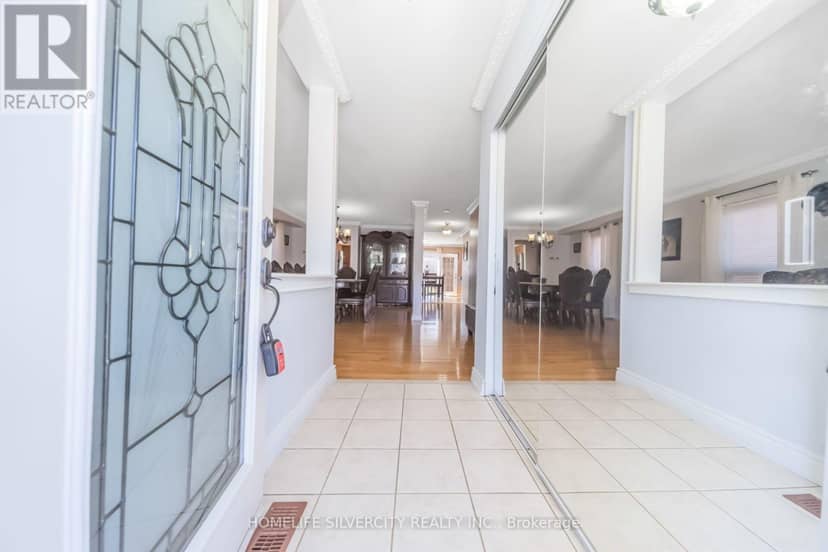 30 Fairhill Avenue, Brampton, photo 3