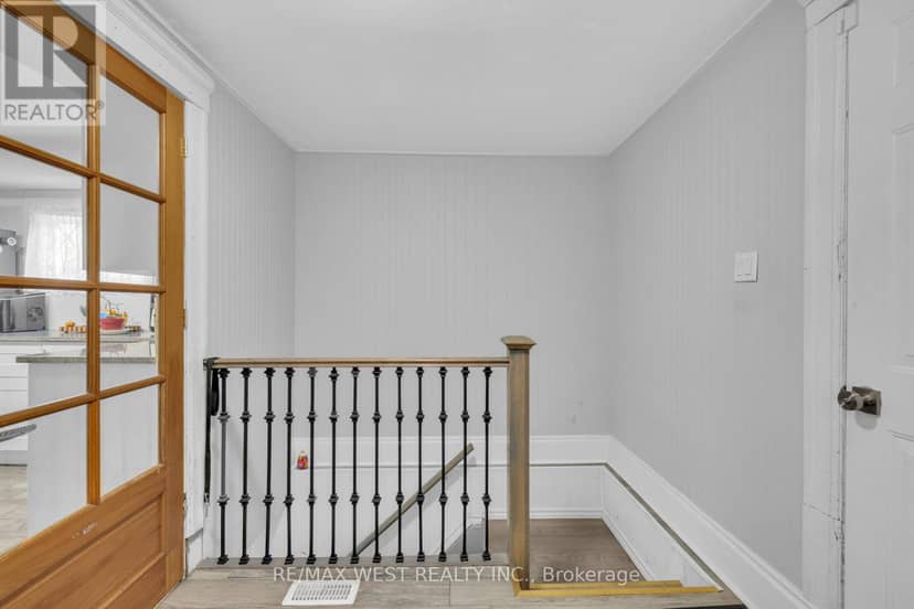1045 Wellington Avenue — photo 16 of 29