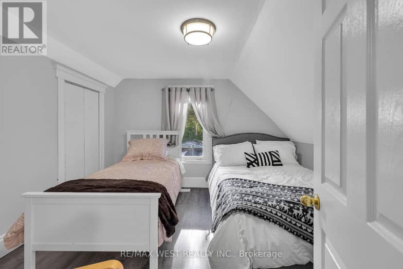 1045 Wellington Avenue — photo 17 of 29