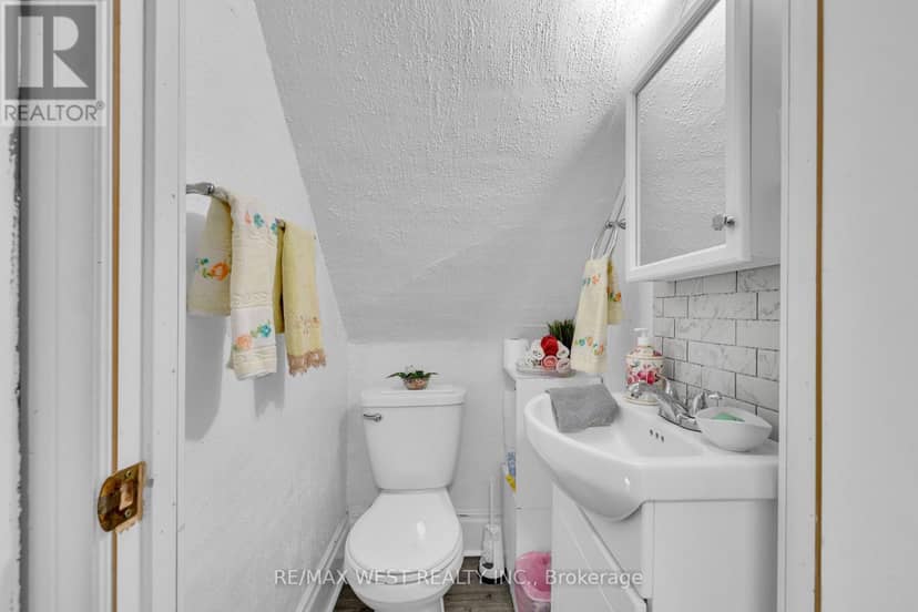 1045 Wellington Avenue — photo 19 of 29