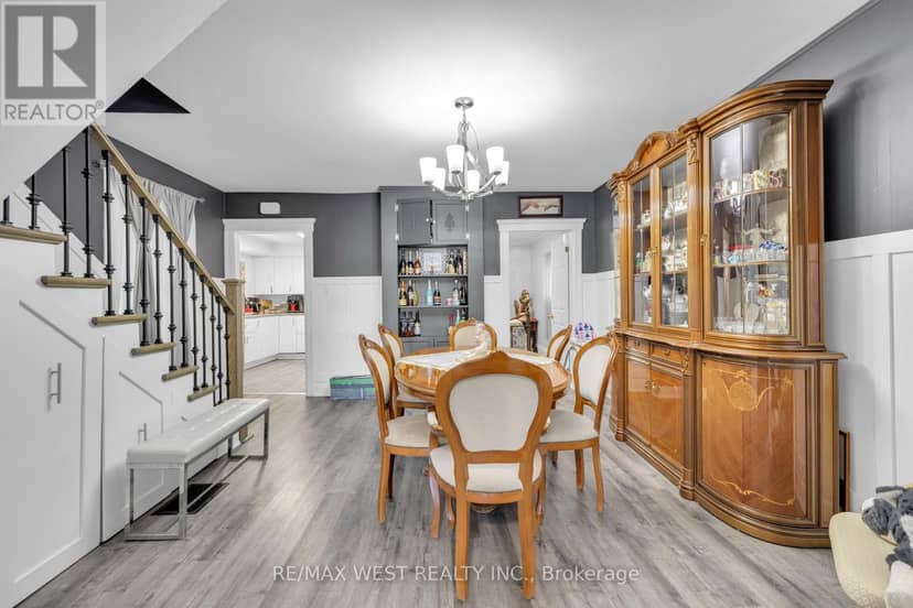 1045 Wellington Avenue — photo 9 of 29