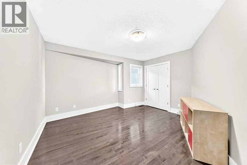 2233 26 Street SW — photo 25 of 40