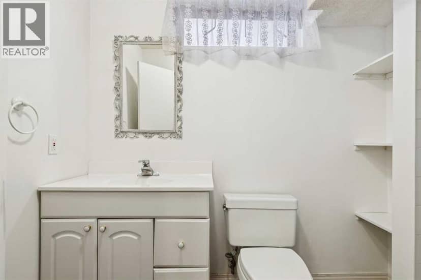 568 Strathcona Drive SW — photo 33 of 40