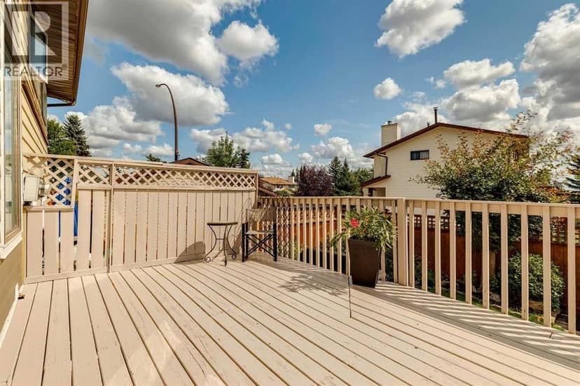 568 Strathcona Drive SW — photo 38 of 40