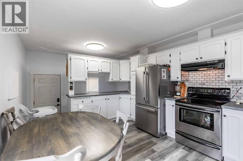 114 4 Street NW — photo 9 of 37