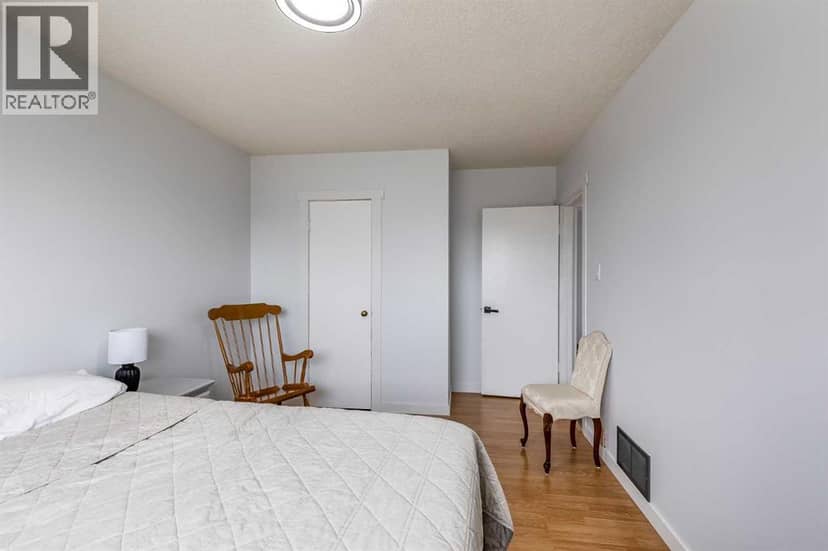 114 4 Street NW — photo 19 of 37