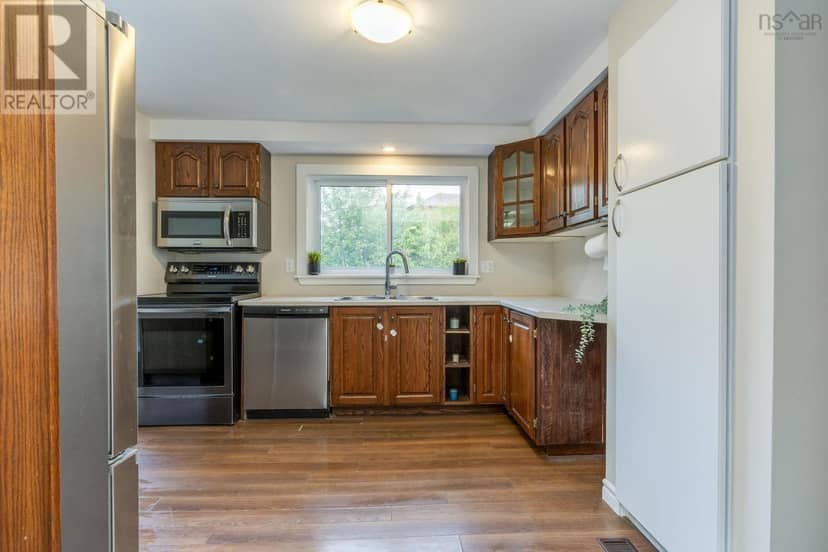 15 Dipper Crescent — photo 12 of 40