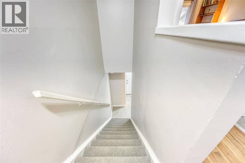 243 HAMPTON AVENUE Unit# 13 — photo 13 of 20