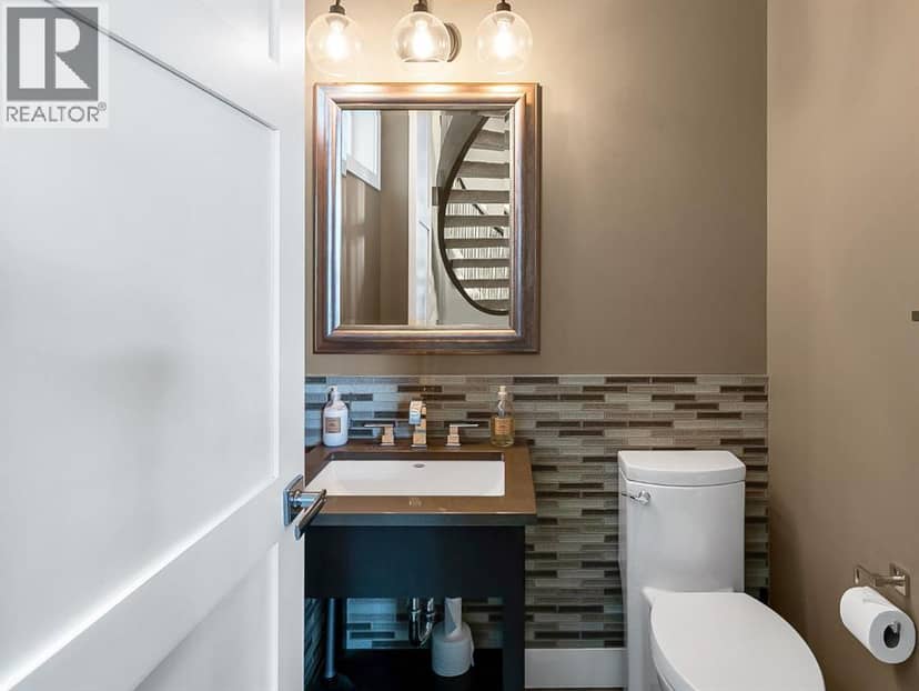 1834 30 Avenue SW — photo 14 of 39